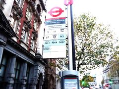 地下鉄の階段の昇り降りや、乗り換えでかなり歩かされるのは、もうごめんです。万歩器確認では1日目は22000歩、2日目は26000歩、3日目は28000歩！！若者だって疲れ果てます！まして我々老齢では耐えれません！と、バス移動に作戦変更しました。今日も日の出30分前にホテルを出,観光に向かう事にしました。
朝もはよから♪～弁当♪～
ホテルのあるキングス・クロス・セント・パンクラス、King's Cross St.駅から、205番バスでユーストン スクエア、Euston Square駅まで移動。24番に乗り換えてウェストミンスター寺院のある、Westminster Stn へ。