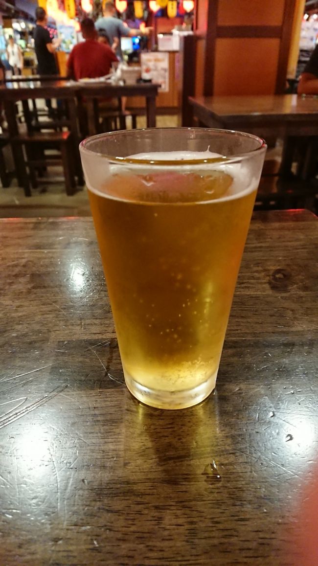 ジャパンビレッジウォーク白木屋<br /><br />1ドルビールいっぱい飲んじゃお～♪<br />と、思ってたらなんと！！<br /><br />1ドルビールが2ドルになってます！！<br /><br />看板には1ドルって書いてあるけど、<br />メニュー表には2ドルからしかない！<br /><br />1ドルビール？<br />って聞きましたが、<br /><br />店員さん「☆＄♪×△￥●＆？＃$！」<br /><br />理解できなかったけど、無いらしい。<br /><br />後から調べたら、白木屋で10ドル以上購入すると一杯1ドルで交換できる券がもらえる仕組みに変わったそうです。<br /><br />2ドルでも十分安いのですが…<br />なんかちょっと残念。