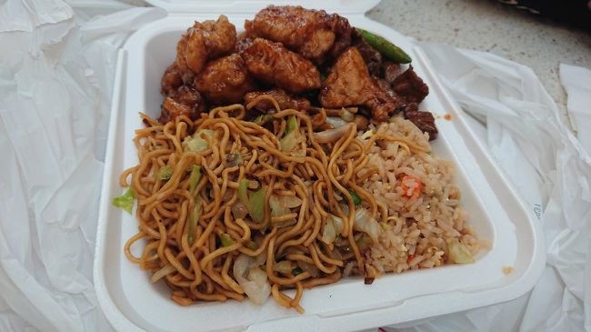 昼食はフードコート<br /><br />パンダエクスプレス行ってみたかったんです。<br />オレンジチキンと牛肉のなんとか…。<br /><br />おかずはとっても美味しかったです！！<br />主食は焼きそばとチャーハンをハーフアンドハーフにできるということでチャレンジ。<br /><br />おかずは、美味しかったです！！<br />主食のところを野菜に変更できるようなので、<br />次はそのオーダー方法にチャレンジしたいと思います！<br />と、いう感想でお察しください。。<br /><br />ちゃんと全部たべましたけどね。<br /><br />あと、注文してお会計するときにチップか募金？を要求されました。<br /><br />当然、店員さんが話してることの意味はわからなかったので、<br />ノー。しか反応できなかったのですが、<br />後からよくよく考えると店員さんが示していたところに募金箱とチップの箱があったので…。<br />