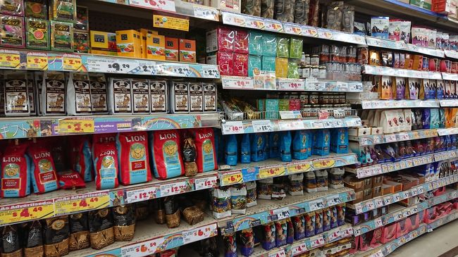 ライオンコーヒーを購入しました。<br />翌日みたワイキキのロングドラックスより<br />安く買えたと思います。<br />他にもお土産バラマキ用のハワイアンホーストやGODIVAのチョコやリリコイバターなどなど。