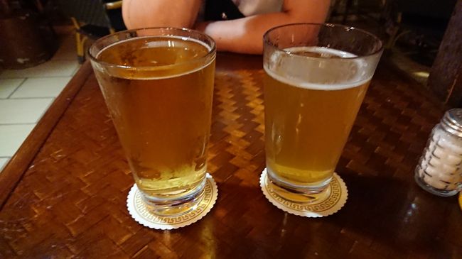 ビールの名前は忘れちゃいました。<br /><br />音楽を演奏してますが店内は賑やか。<br />他に日本人はまわりには見当たりませんでした。<br /><br />テラス席の一つ手前を案内され、<br />テラス席はダメなのかと尋ねるとダメだって言わちゃいました。<br />多分、何でダメなのかも言ってくれてたけど…分からない…。<br /><br />しかしテラス席でも海は真っ暗で何も見えません。<br />昼間やサンセットの時間にまた来たいです。