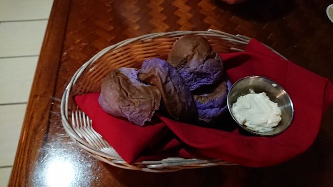 お通し？<br />のようなパン。<br />日本語メニューが無かったようなのではじめは間違ってパンをオーダーしたのか、もしくは勝手に料理を持ってきて高額請求されるのかと焦りました…。が、この料金はお会計に含まれてませんでした。疑ってごめんなさい。<br /><br /><br />このバター普通のとはちょっと違ってて爽やかな風味で美味しい。<br />こんな時、英語ができれば、<br />店員さんに何のバターなの？<br />とか質問してコミュニケーションとれるのになぁ。