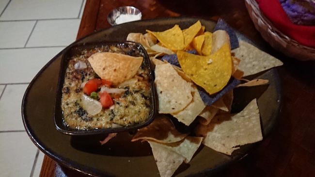 トルティーヤチップスにツナマヨみたいなのをディップして食べます。<br /><br />メニュー名忘れちゃいました。<br />ツナマヨの中にの細かくした具材がいっぱい入ってて美味しかったです。<br />