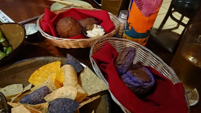 あまりお腹が減ってないので食事のオーダーは２品にしたのですが、なんと先程のパンがもう一皿テーブルに置かれます。<br /><br />一皿に４個入ってるので計8個。<br /><br />さすがにジェスチャーで、もう既に一皿もらってるよーとアピールしましたが、まぁいいよー<br />的な感じで店員さんが行ってしまいました。<br /><br />いやぁ、嬉しいけどお腹が…<br /><br />でももらったら食べないと申し訳ないので頑張りました。<br />が、やはり残してしまいました。<br />トルティーヤチップスも。<br /><br />担当してくれた女性の店員さんはフォーク等が無いのにすぐ気づいて持ってきてくれたり、美味しい？と声をかけてくれたり親切でした。<br /><br />メニュー数は少なめな気がしますが、他の方々が食べていたものも美味しそうだったのでまた行きたいです。<br /><br />最終日へ続きます