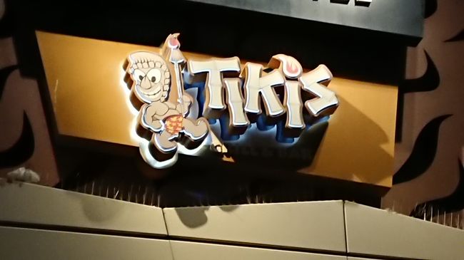 夕食は、主人が<br />海辺のハワイアンミュージックが聞こえる場所で食べたい。<br />と事前リクエストがあったので、こちらの<br />「ティキズグリル&amp;バー」へ行ってまいりました。