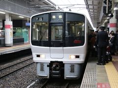 博多駅で鹿児島本線を走る８１１系がいました。九州の列車は特徴があるのでこれをみるとああ九州に来たなと感じますね。