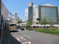 バスで北千里駅へ。阪急千里線の飛び出した終着駅ですがかなり開けた駅です。