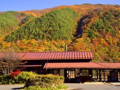 JR中央西線の贄川駅にやって来ました
とってもいい雰囲気を持った木造駅舎の裏にも、全力全開な錦秋色に染まる素敵な紅葉風景が広がっていましたね