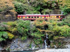 徒歩で小中の地蔵滝付近からわ鐵と紅葉撮影。