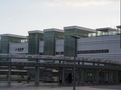 立派な駅舎です。裏側の東口は新幹線の工事中。