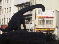 恐竜広場。あいにく逆光。