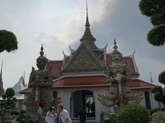 着いたよ。

「Wat Arun」

拝観料５０B。