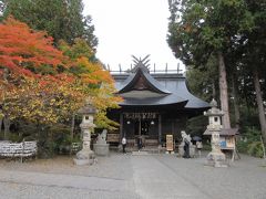 富士御室浅間神社
699年に富士山に初めて祀られた神社と伝えられ、重要文化財に指定されています。富士山2合目にあったものを、昭和49年に永久保存するために現在の地に移転されました。信玄をはじめ武田家に篤く信仰され、祈願所の役割を果たしていた神社でもあります。数百メートル続く参道には、灯籠や高く成長した木々が植えられ、荘厳な雰囲気を醸し出しています。河口湖畔に建つ河口浅間神社とともに、歴史が感じられます。河口湖を訪れた際には、ぜひ訪れてほしい神社です。
