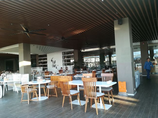 プールの傍に朝食会場でもあるレストランがあります。