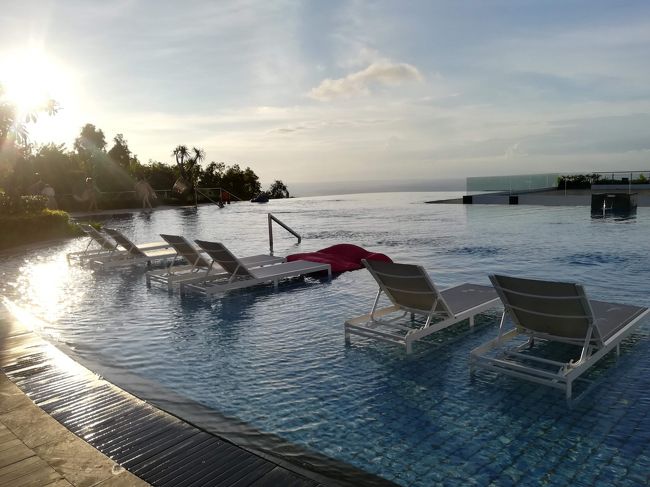 水に浸かってるビーチチェアーもあります。