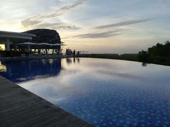 で、足をそちらに向けると、そちらは2個目のプールがありました。