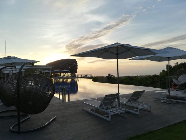 スクエアのプールでお大人向けですね。<br /><br />もしかしたら年齢制限があったかもしれません。<br /><br />こちらもちょっとポップな椅子ちゃんもちゃんと居てました。<br />