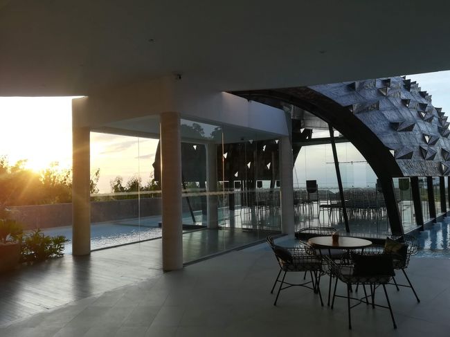 そして丸い変な形のは何かしら？<br />と、近づきました。