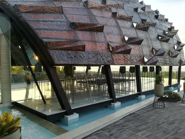 チャペルですね。<br /><br />遠くに海を臨みながら、愛の誓いをたてるようです。