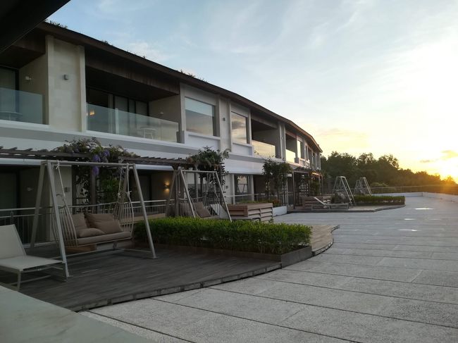 また、メインプールへ戻ろうとしてると、通路からこんなウッドデッキがあるお部屋が見えました。<br /><br />プライベートブランコ付きのお部屋ですね！<br /><br />真昼間は暑そうだけど、夜とか星を見ながら揺れるのって素敵かもです（＾＾）ｖ