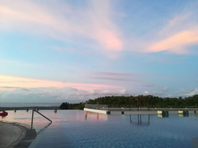 さて、メインプールに戻ってきました。<br /><br />空がだんだん黄昏てきましたね。