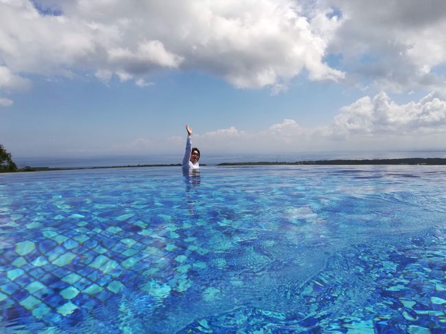 素敵なプールを撮ってもらおうと、ええ年こいたおばちゃんが手を思いっきり挙げてます。