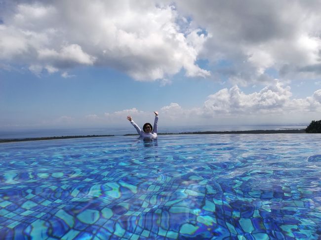 頑張って伸ばしてます！<br /><br />若いお嬢様たちは、私の後ろにある、インフィニティプールのエッジの上に立って写真を彼氏に撮ってもらってました。<br /><br />その写真、頂戴！！って、感じですわ（＾＾；）