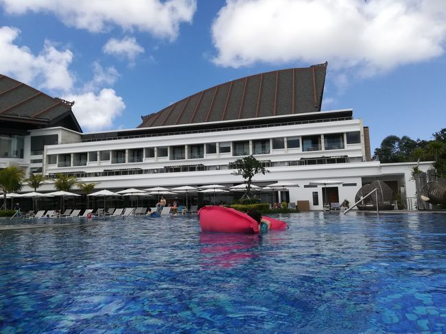 プールから見た建物。<br /><br />う~ん？<br />この２階は何だったのかな？<br />ここは宿泊棟じゃないと思うけど。<br />行ってないので解りません（＞＜）