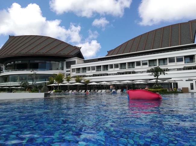 プールから見た建物　その２<br /><br />左の上の方（３階部分？）はロビーのある階になります。<br />写ってるのはチェックインまで寛がせていただいたラウンジ？カフェ？バー？<br />ま、そんなようなところです。