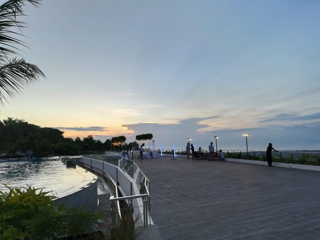 ２日目の夕暮れ時ですが、何かセッティングしてるのかな？