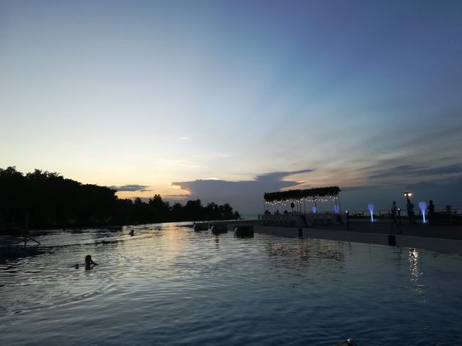 うん、セッティングしてそうだ。<br /><br />でも、まだ泳いでいる人が居る。