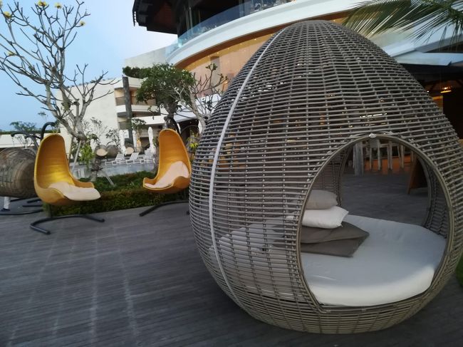 ポップなホテルなので、こんな寛ぎの鳥かごもありました。<br /><br />ま、でも、日が入るから焼けるやろうな~。。。