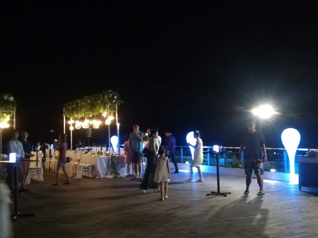 ウエディングの二次会の様でした。<br /><br />カラオケみたいなのもやってましたよ。<br />日本の演歌を歌う人も居てました。<br />なんか、嬉しいｏ（＾＾）ｏ