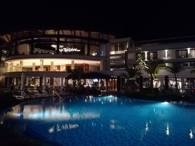 夜のプールお雰囲気と建物。<br /><br />私のスマホのカメラ機能があまりよくないので、暗くなるととても写りが悪いです（＞＜）