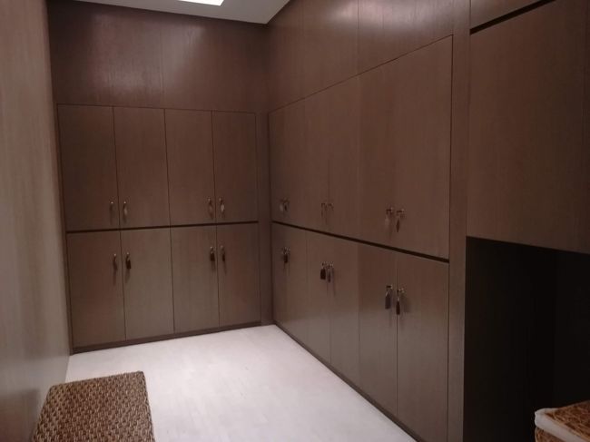 サウナもあると聞きましたので、探してみました。<br /><br />こちらはロッカールームですね。<br />チェックアウト後にも使えますので、綺麗なので良いですね。