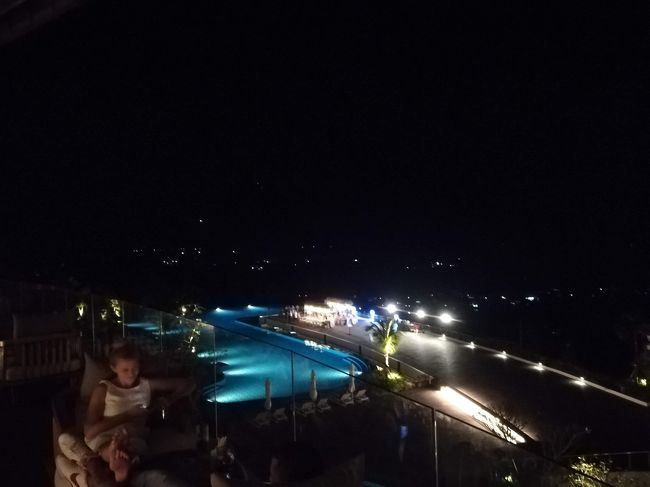 これはバー？ラウンジ？カフェテリア？<br />ロビーの所にあるところから撮った夜のプール。<br /><br />写真よりももちろん実際の方が綺麗です。<br />私のカメラ駄目ダメですから（＾＾；）