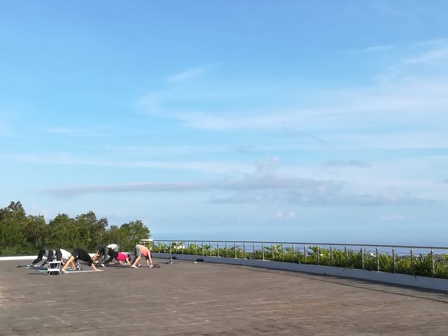 同じ場所で、朝は、ホテルのアクティビティでヨガ教室が開催されてます。<br /><br />一度はやってみたいな～、ヨガ。<br />日本でも試みたいと思いながらも、なかなか重い腰が上がりません（＞＜）<br /><br />