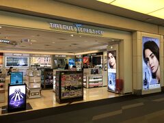 東京・羽田空港国際線旅客ターミナル 3F

免税店【TIAT DUTY FREE SHOP NORTH】の写真。

いつものようにコスメの値段をチェックします。

＜営業時間＞
6:00～23:30