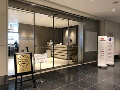 羽田空港国際線旅客ターミナル 4F
『SKY LOUNGE ANNEX』（114番ゲート付近）

『スカイラウンジ アネックス』のエントランスの写真。

2014年3月30日に羽田空港国際線ターミナル内に新設された
114番ゲート付近にある『スカイラウンジ アネックス』ですが、
『サクララウンジ』（本館4階）の改修工事のための閉鎖に伴い、
2019年10月29日よりリニューアルオープンしたばかりです。

＜営業時間＞
6:00～翌日02:45