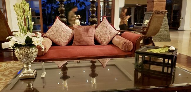 ソファに座ってチェックイン。<br />早速スタッフより結婚おめでとうと言ってもらいました！<br />嫁のことをMs.と呼ぶべきかMrs.と呼ぶべきかわからないわ～笑と、とても気さくです！