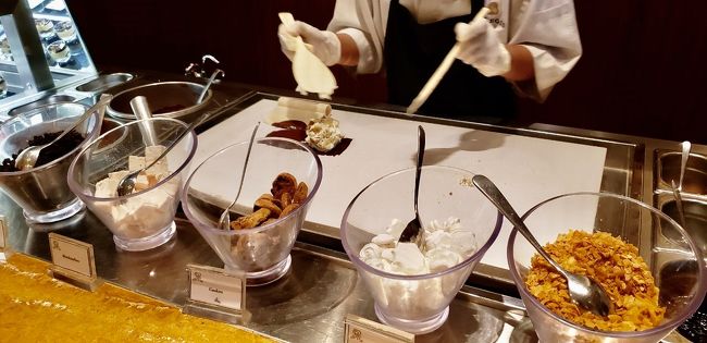 アイスは冷たい石の上で好きな具材を混ぜてくれます。