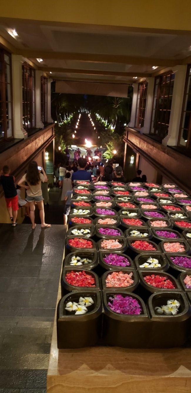 ロビーから1階に通じる階段には生花を使った綺麗なオブジェが。ちょうどファイヤーダンスの時間でした。ファイヤーダンスは毎晩18:30から10分ちょっとくらいやってます。