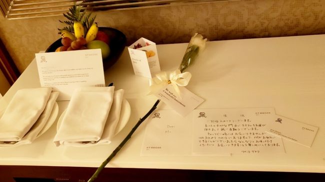 チェックイン時にもらったお花と、日本人スタッフの方からのお手紙を、ウェルカムフルーツと並べて。