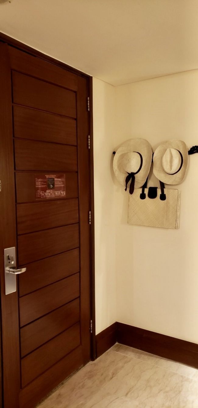 玄関の内側です。帽子とバッグはビーチに行く時などに使えます。