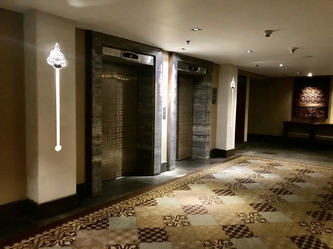 エレベーターホール。最初の部屋はホテル棟の5階でした。