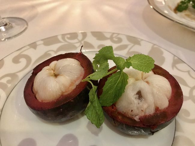 ビュッフェ台にもメニューにも無いマンゴスチン。他の人が食べてるのを見て、スタッフにある？って聞いたら持ってきてくれました！<br /><br />1日目は終わり。<br />リゾートウエディング in バリ島【2日目 挙式前日編】に続きます。