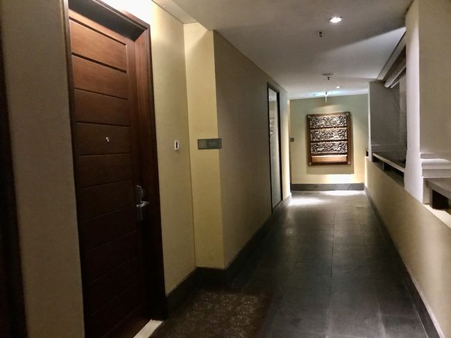 廊下と部屋の玄関。<br />部屋タイプは、セントレジススイート 1ベッドルーム 2ダブルです。<br />JTBでセントレジスの挙式を頼むと、最後の1泊部屋アップグレードの特典が受けられます。今回はセントレジスに4泊しますので、まずこちらに3泊します。