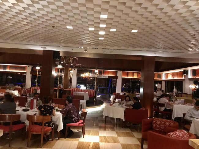 初日の夕飯は、朝食会場にもなるボネカに行きました。