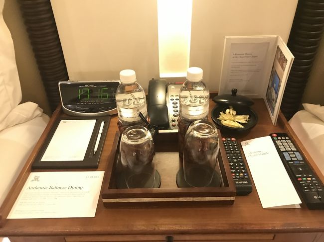 ベッドサイドのセット。到着が夜なので、すでにターンダウン仕様です。