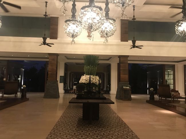 ロビーです。天井が高く、アジアンリゾートと洋風なゴージャス感が組み合わされたようなイメージです。